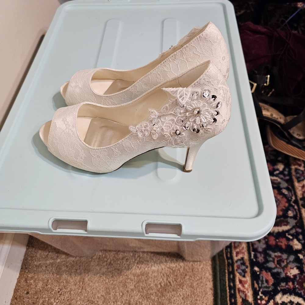 White laced heels size 10